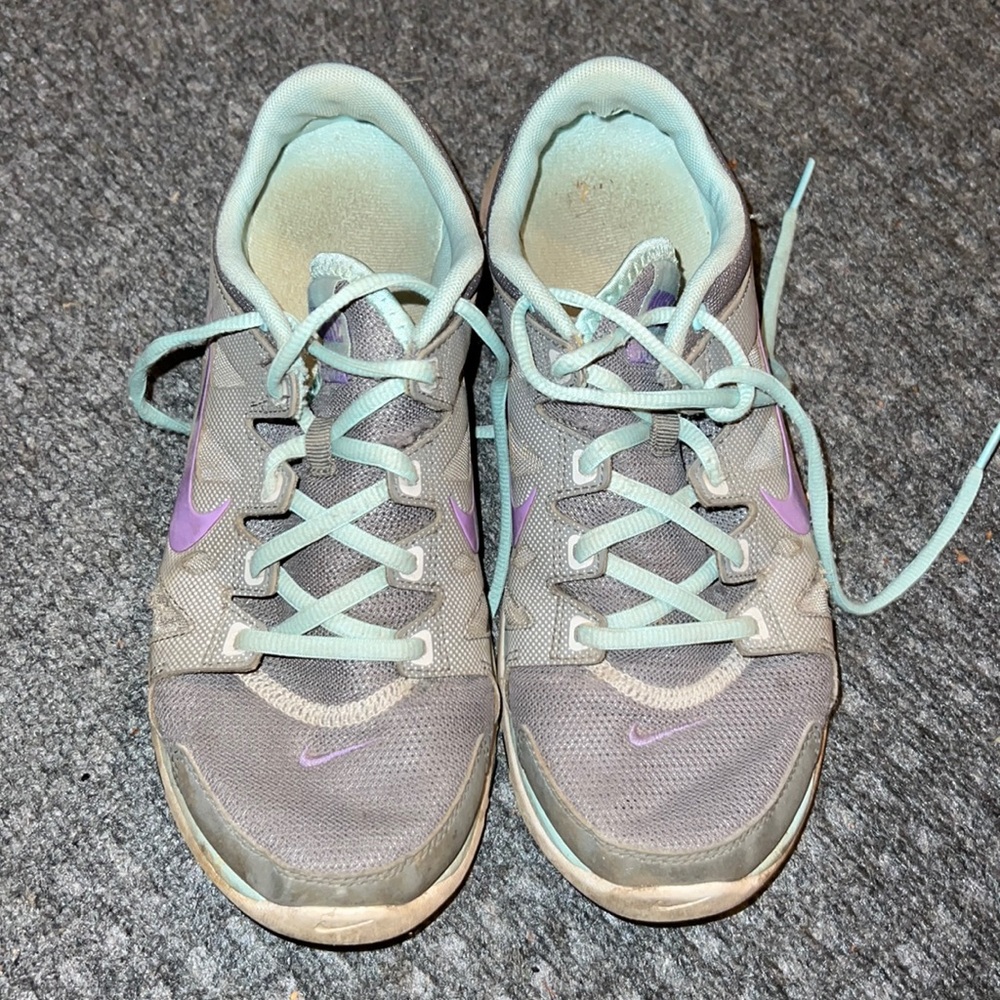 grey nike sneakers